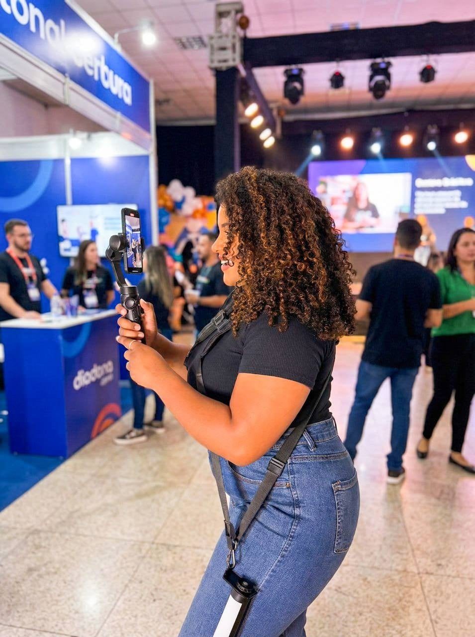 Estefani trabalhando em um evento